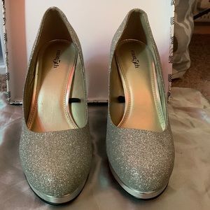 Close toe silver heel shoes